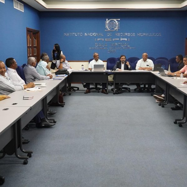 INDRHI coordina intervenciones ensistemas de riego junto al bloque de regantes del Yaque del Sur 