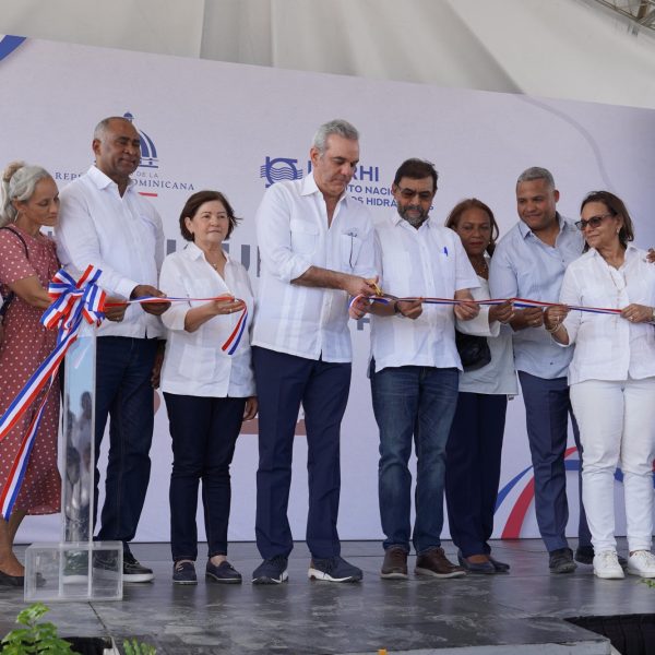 Gobierno entrega obras hidráulicas realizadas en el río Baní para proteger miles de familias y tareas agrícolas