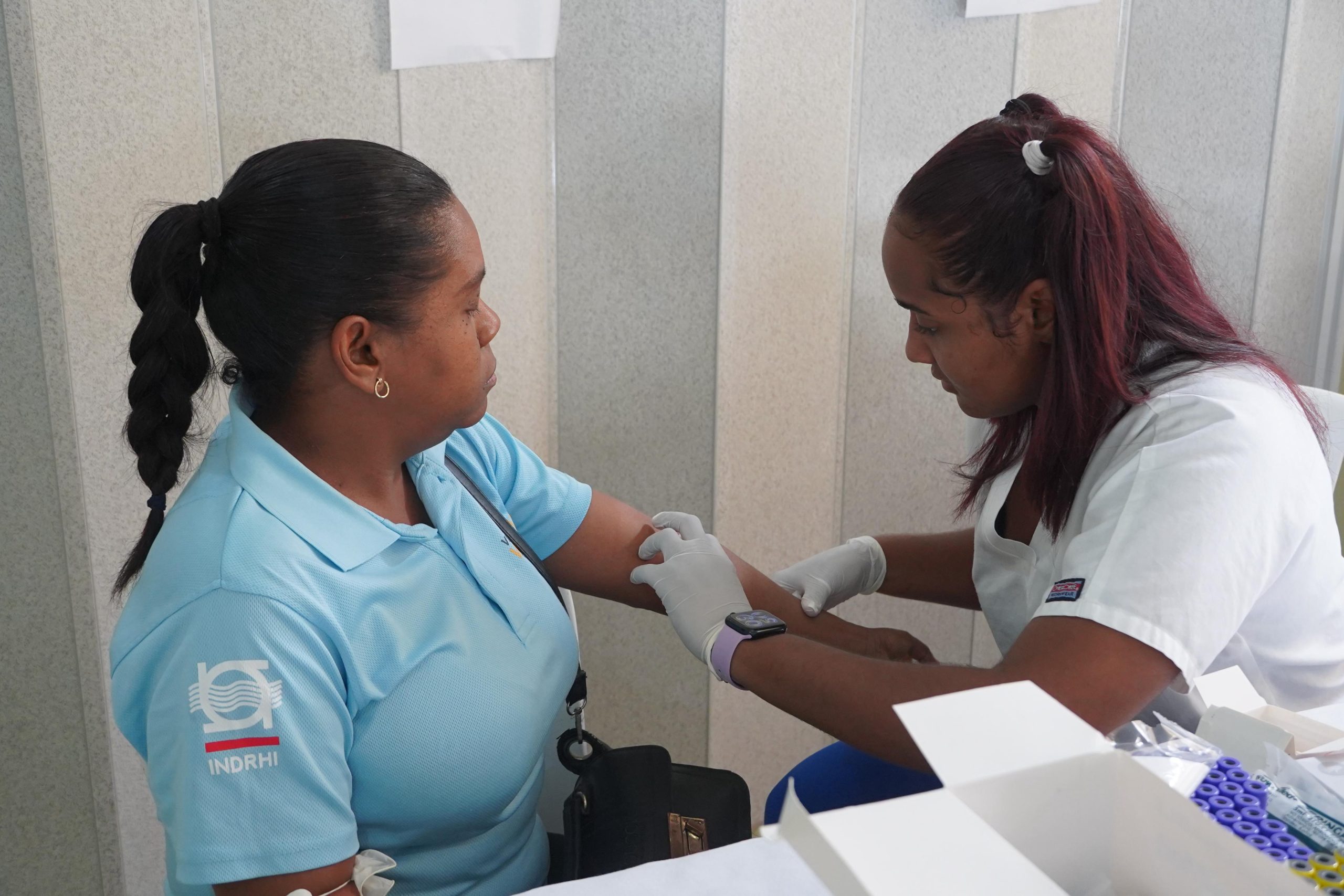 Colaboradores reciben consulta médica general.