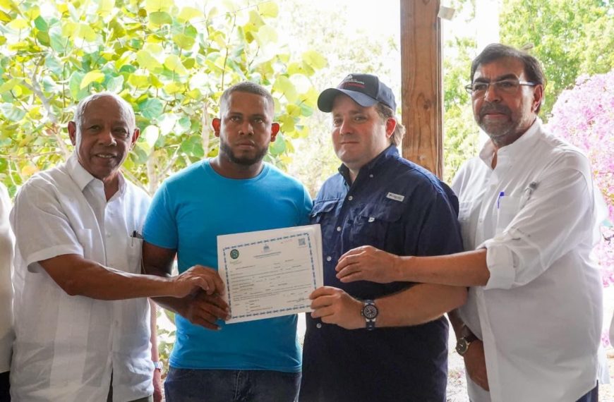 Gobierno paga compensaciones y entrega títulos parcelarios a familias del centro poblado Monte Grande