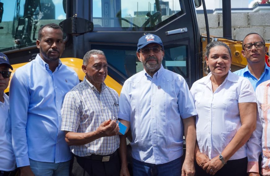 INDRHI entrega equipo pesado a Regantes en Padre Las Casas