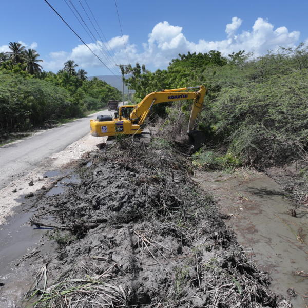 Comunitarios de El Rosario en Azua destacan que encauzamiento del río Tábara y gaviones evitaron mayores daños; INDRHI limpia drenajes y rehabilita caminos