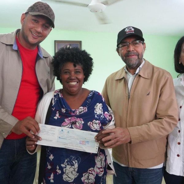Gobierno continúa entrega de compensaciones a productores de Hato Nuevo Cortés, en Azua