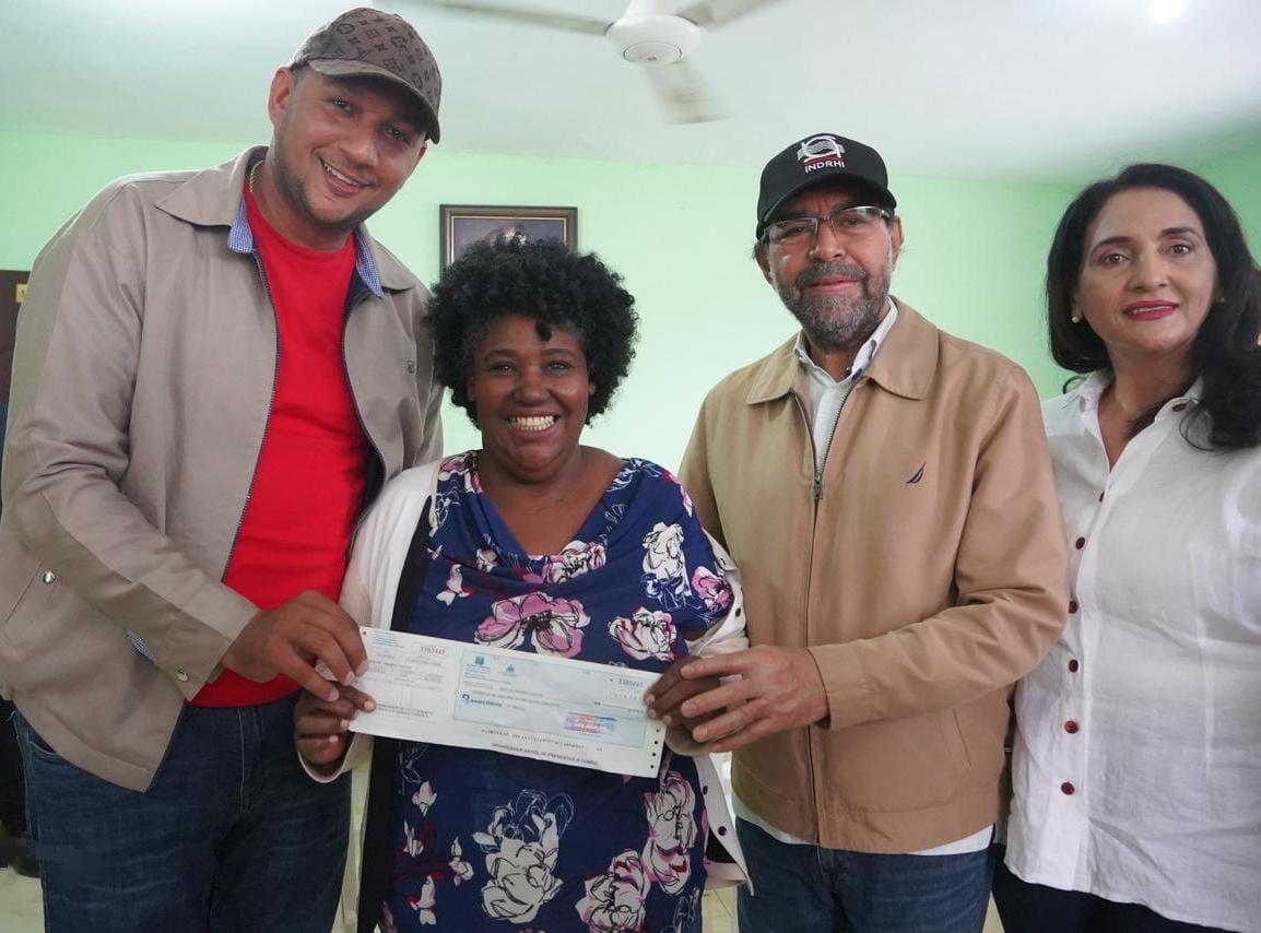 FOTO 1. Olmedo Caba Romano, director ejecutivo del INDRHI, junto a autoridades provinciales de Azua, durante la entrega de un cheque a comunitaria.