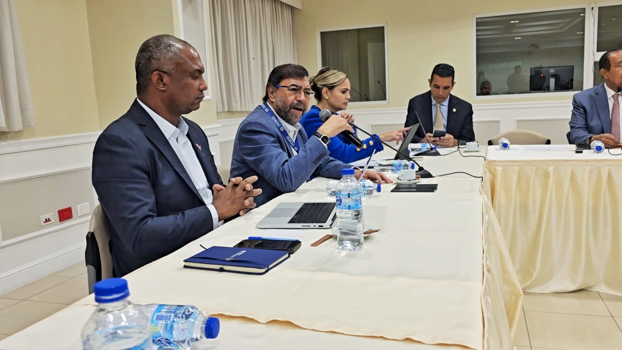 Foto 1. Reunion en el Senado