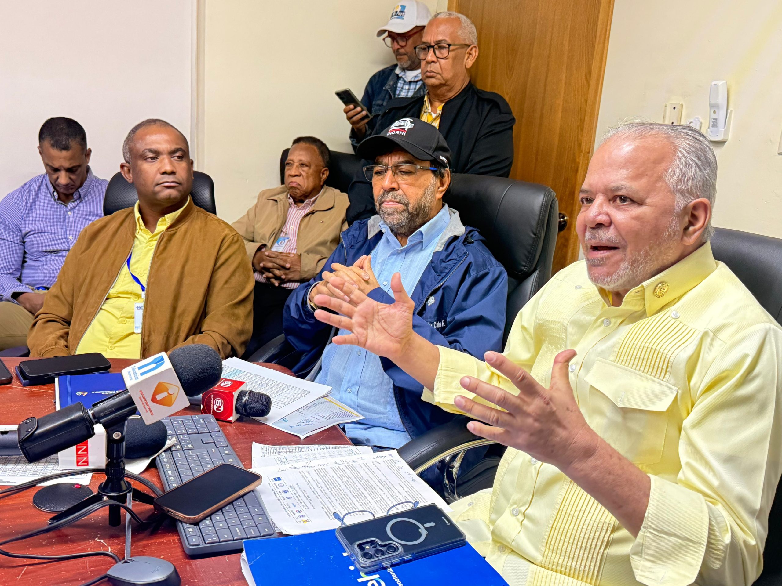 Olmedo Caba, director ejecutivo del INDRHI y Rafael Salazar, administrador de Egehid, durante la reunion del COPRE