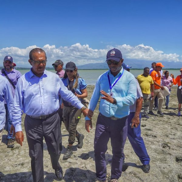 INDRHI acompaña a Comisión del Senado en descenso a laguna Rincón para evaluar efectos ante sequía y gestar soluciones
