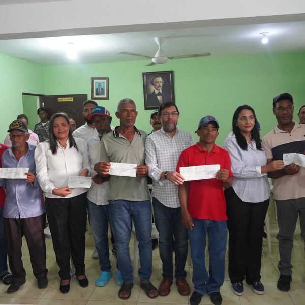Productores de Azua son compensados por construcción de la presa Montegrande; reciben más de RD$8.2 millones