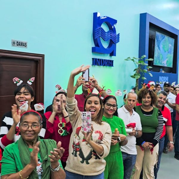 INDRHI da bienvenida a la época navideña con el encendido de su tradicional árbol