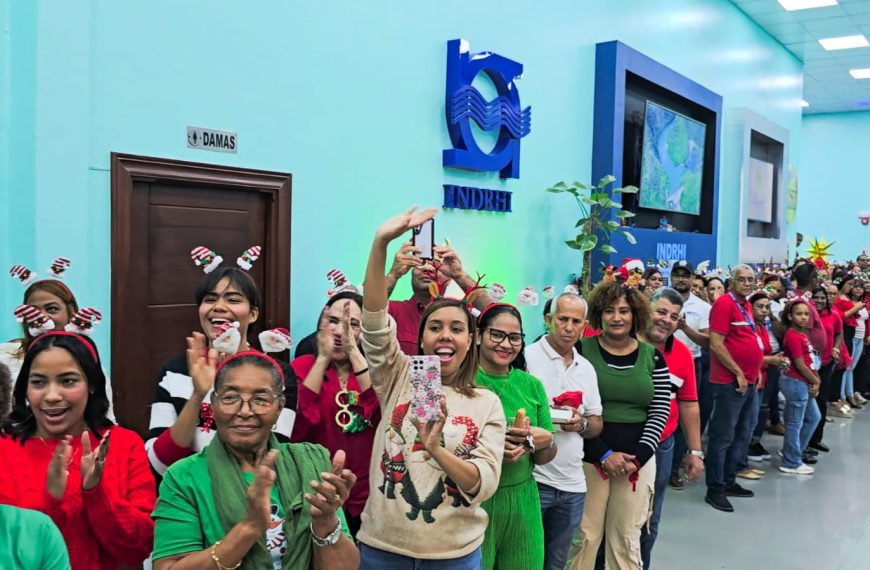 INDRHI da bienvenida a la época navideña con el encendido de su tradicional árbol