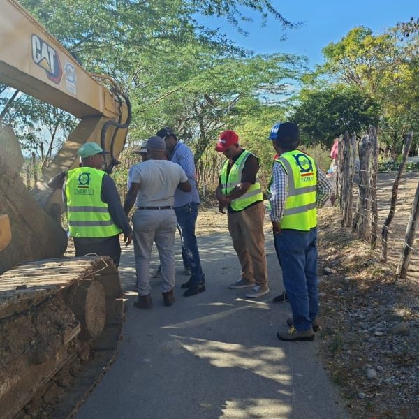INDRHI interviene con brigada y equipo pesado el canal lateral La Enea, en Carrera de Yeguas en Las Matas de Farfán