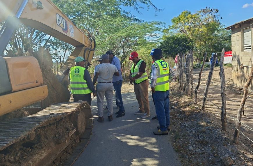 INDRHI interviene con brigada y equipo pesado el canal lateral La Enea, en Carrera de Yeguas en Las Matas de Farfán