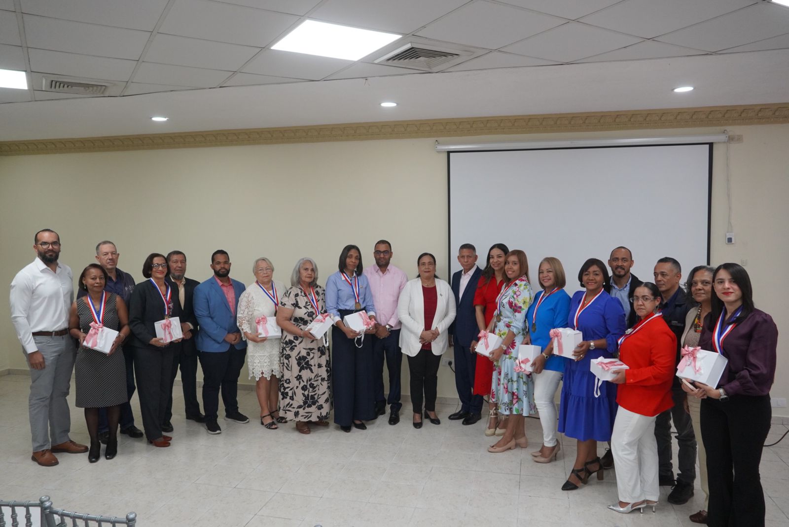 Autoridades del INDRHI junto a las colaboradoras reconocidas durante la actividad conmemorativa del Día Internacional de la Mujer.