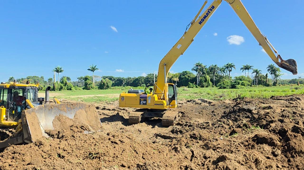 Equipos del INDRHI trabajando en el area.