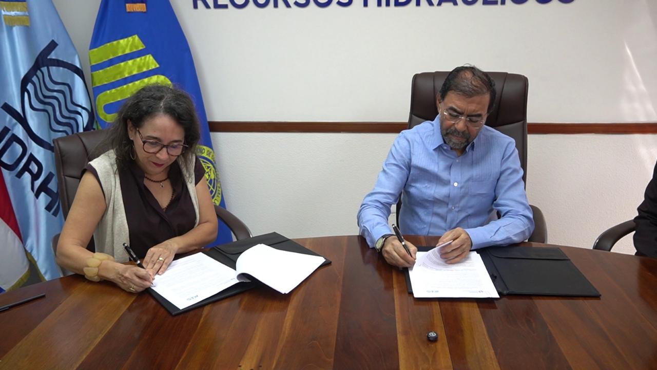 Olmedo Caba, ejecutivo del INDRHI, y Gabriela Quiroga, representante de la IICA en RD.