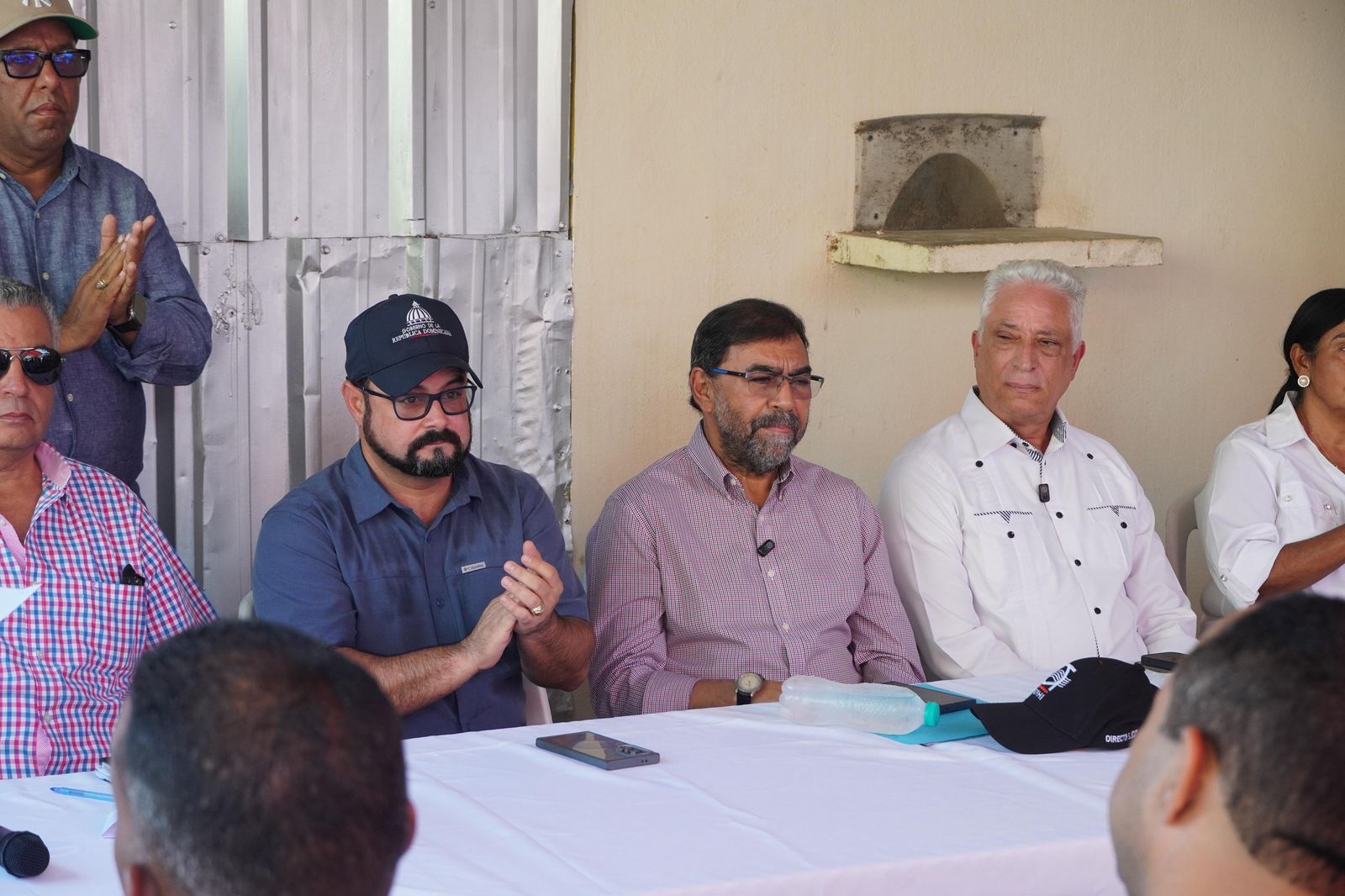 Olmedo Caba Romano, titular del INDRHI, junto a los viceministros Oliver Nazario Brugal (Obras Públicas) y José Antonio Gómez (Agricultura), en el lanzamiento del programa