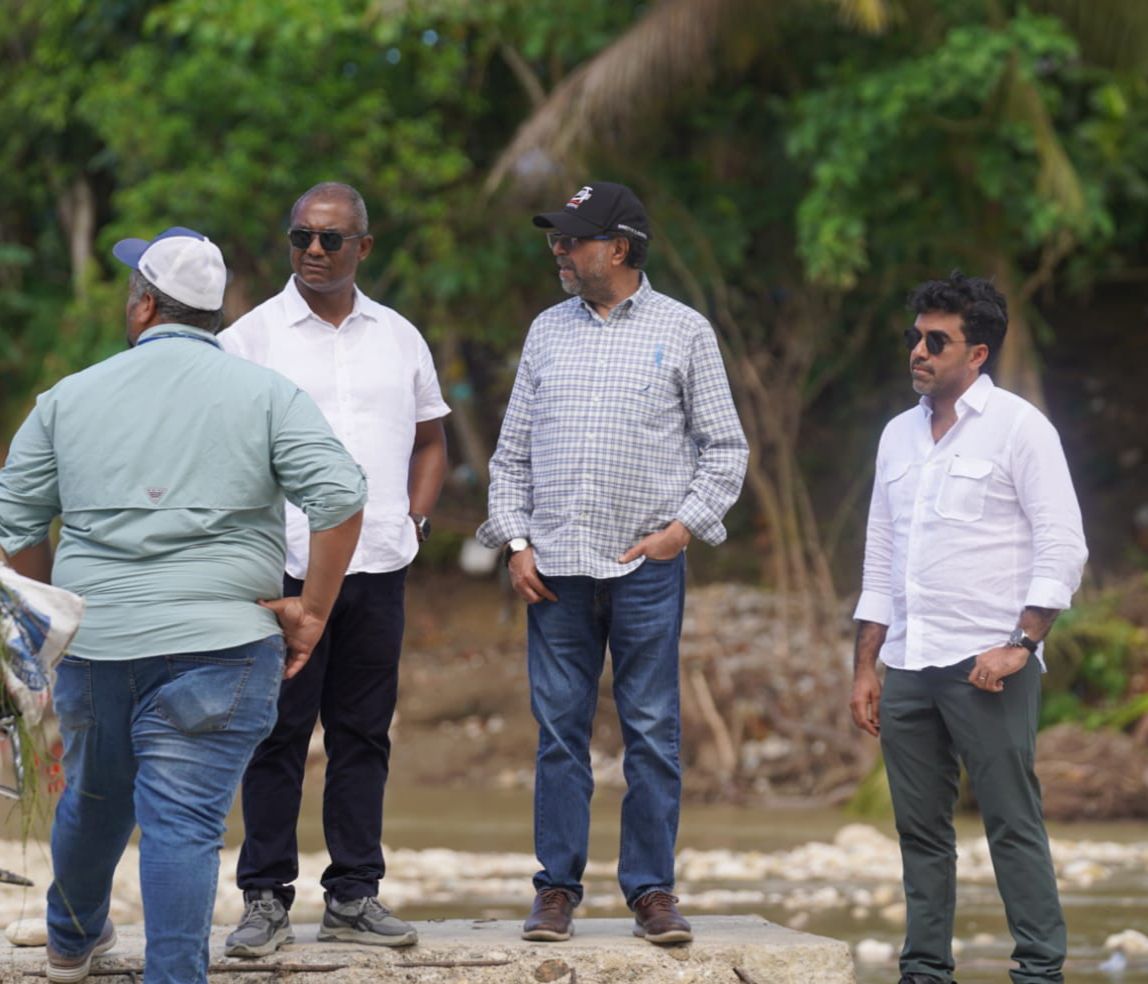 Técnicos del INDRHI supervisan equipos pensados en el río Camú a su paso por Los Ciruelos.