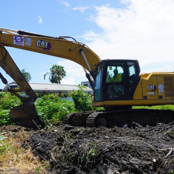 INDRHI intensifica limpieza de drenajes y canales en Peravia para mitigar riesgos de inundación