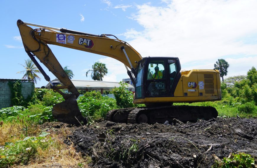 INDRHI intensifica limpieza de drenajes y canales en Peravia para mitigar riesgos de inundación