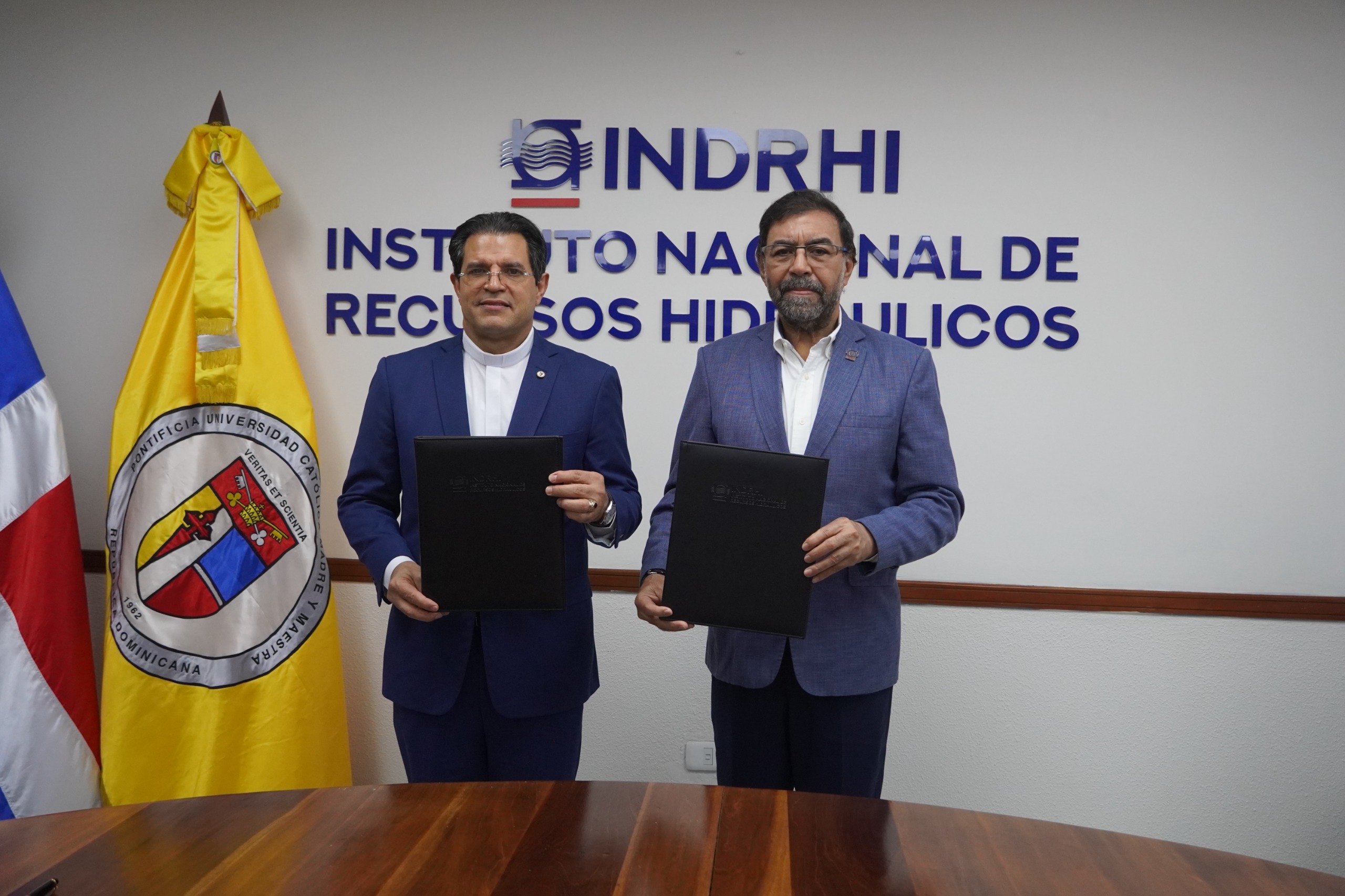 FOTO 1 El director ejecutivo del INDRHI, Olmedo Caba Romano, y el rector de la PUCMM, reverendo padre doctor Secilio Espinal