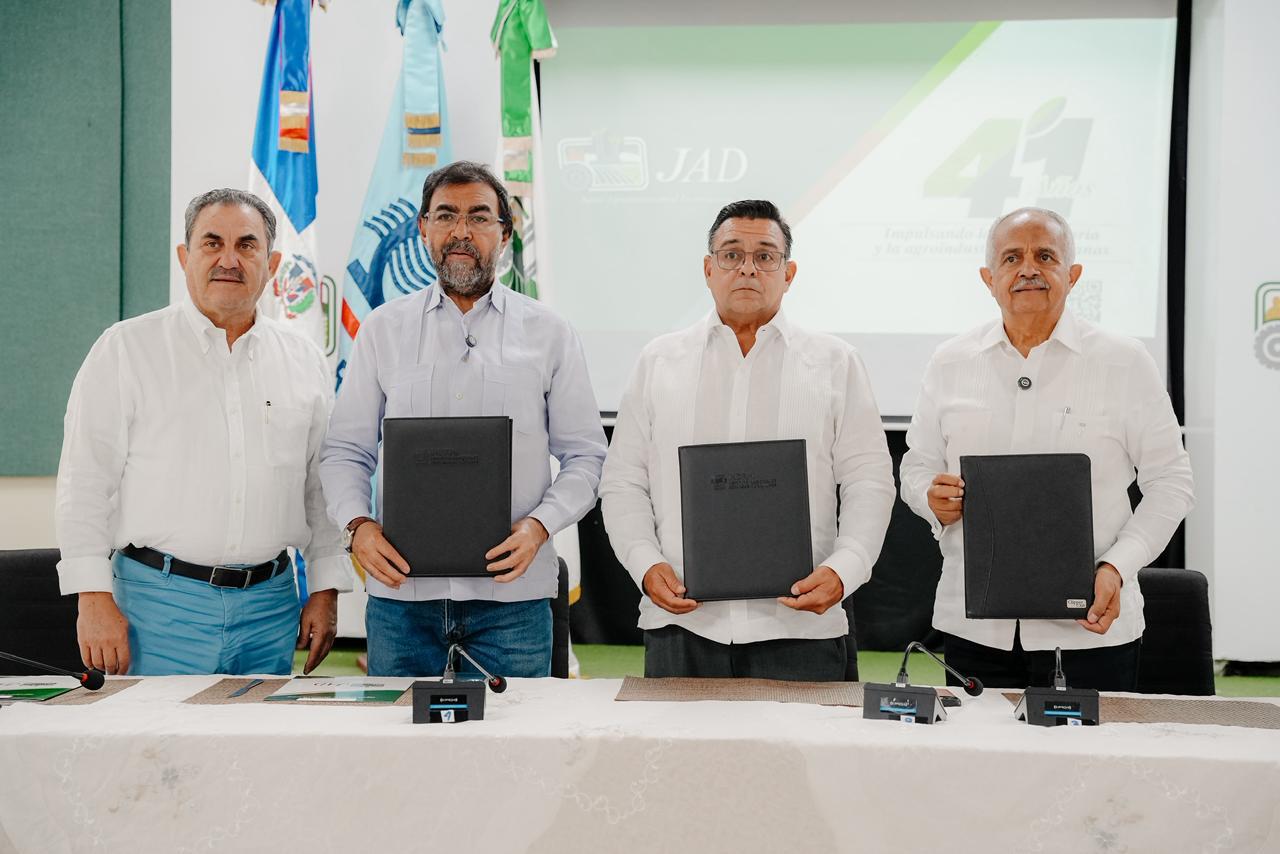 FOTO 3 Representantes de ambas instituciones tras la firma del convenio.