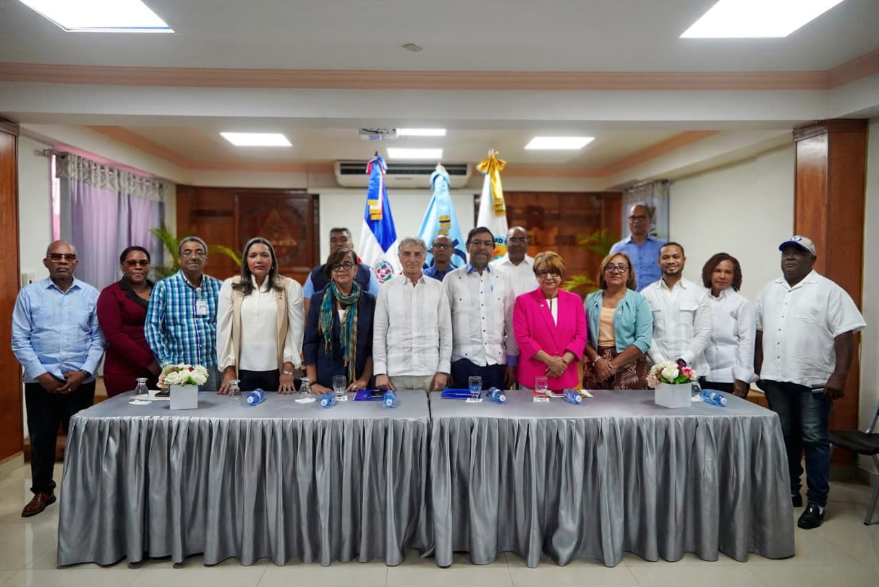 La delegación encabezada por el director ejecutivo del INDRHI, Olmedo Caba Romano, y el embajador de la Unión Europea en República Dominicana, Raúl Fuentes Milani, durante el encuentro.