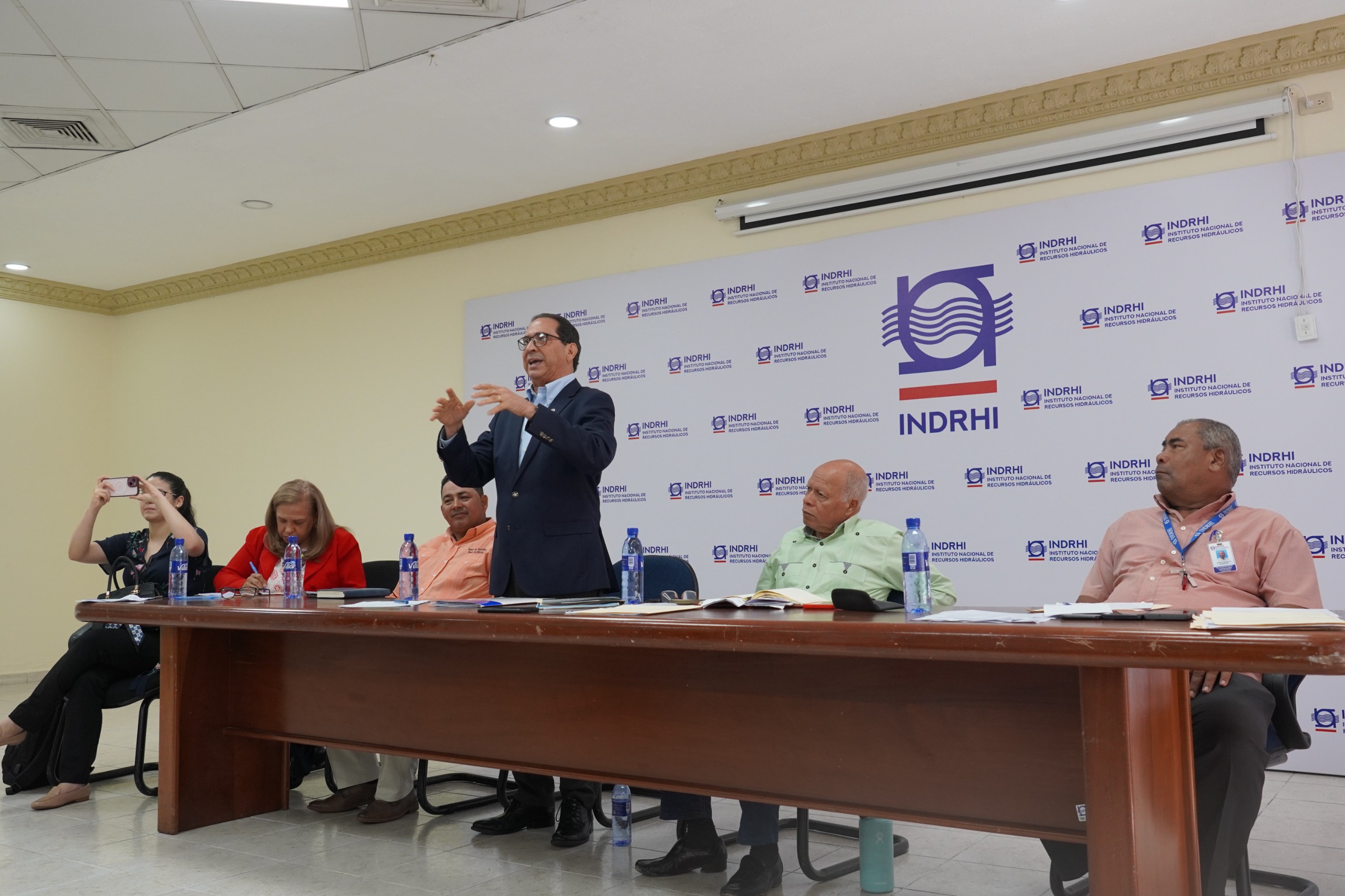 Representantes del INDRHI, la PUCMM, el Ministerio de Agricultura y el Consejo Nacional de Regantes participaron en la presentación del programa nacional de capacitación y asistencia técnica en riego.