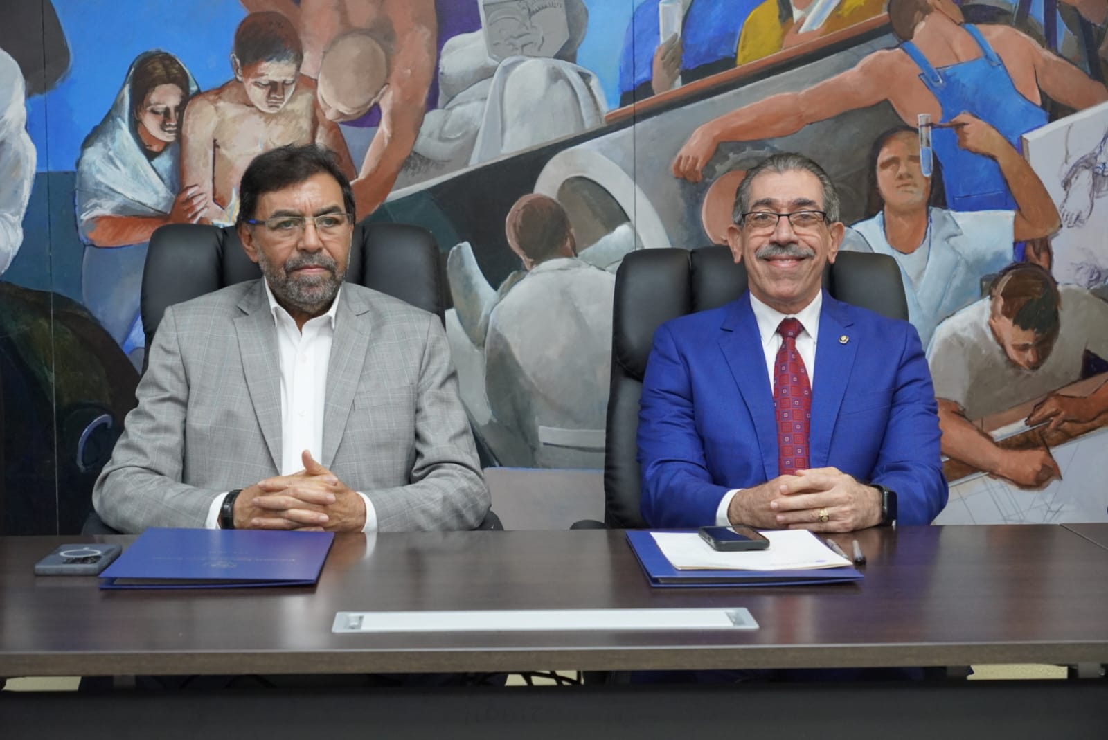 FOTO 1 El director ejecutivo del INDRHI, Olmedo Caba Romano, y El rector de la UASD, Jorge Asjana David, durante la firma del acuerdo de cooperación entre ambas instituciones.