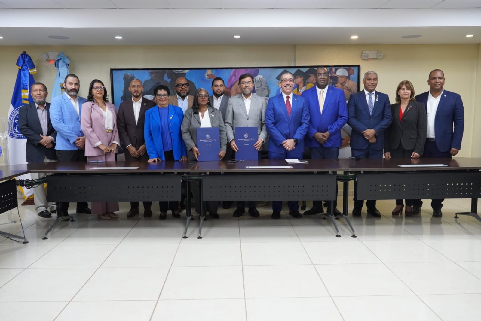 FOTO 2 Autoridades del INDRHI y de la UASD durante la firma del acuerdo que contempla acciones de formación especializada, investigación y cooperación técnica en el ámbito de los recursos hídricos.