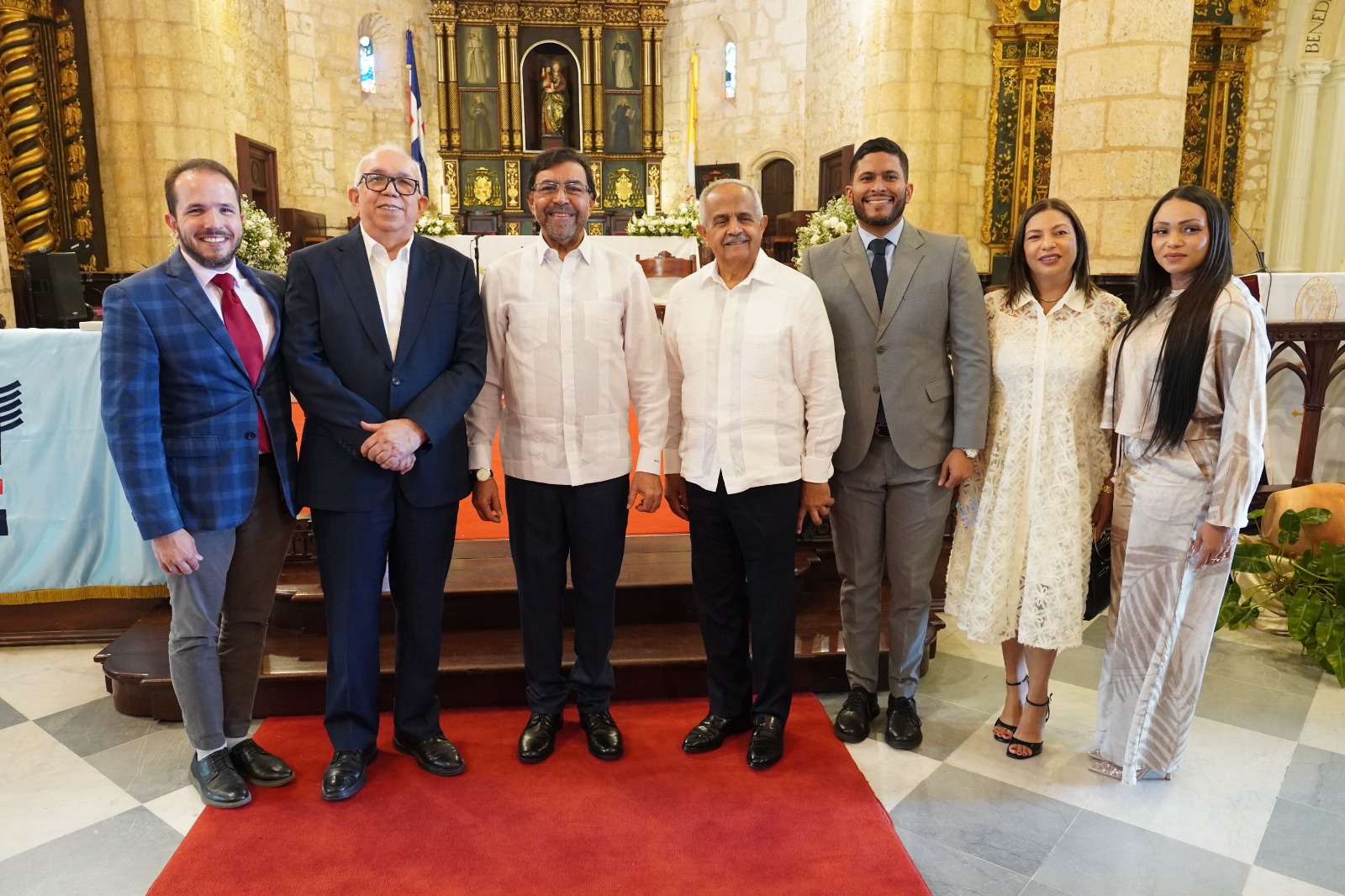 Foto 1 El director ejecutivo del INDRHI, junto a autoridades del sector, durante la celebración de la misa con motivo del aniversario de la institución.