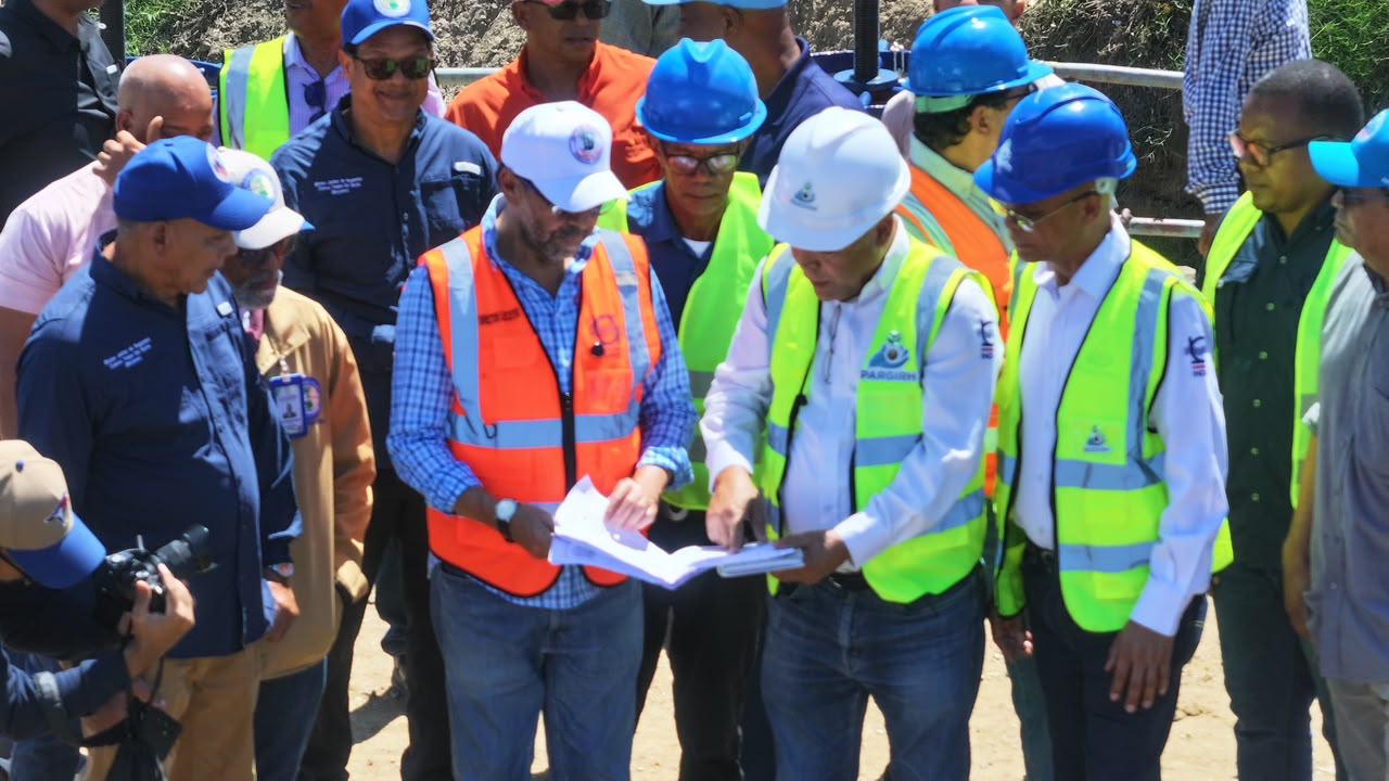 FOTO 1 Olmedo Caba Romano supervisa los planos de la intervención del canal Horacio Vásquez junto a autoridades y representantes de los usuarios del sistema de riego.